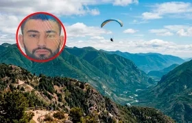 Noam Maman, de 23 años, iba en un parapente similar a este cuando se precipitó a tierra. 