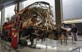 Un camión de bomberos Ladder 3 del FDNY dañado