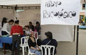 Un grupo de damnificados recibiendo apoyo psicológico tras el terremoto.