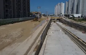 Vía por donde pasan los buses afectada por la lluvia.