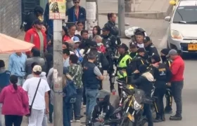 El vigilante fue auxiliado por compañeros y llevado a una clínica, donde se confirmó su muerte. 