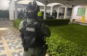 La Policía en la vivienda donde fue abatido alias 'Bendito Menor'. 