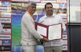 Estewil Quesada, presidente de Acord Atlántico, recibió el reconocimiento del Senado de la República a la agremiación.
