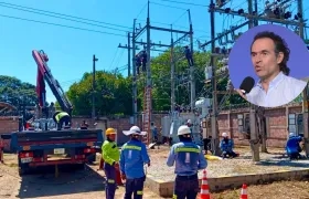 Operarios de Afinia y el alcalde de Medellín, Federico Gutiérrez (círculo).
