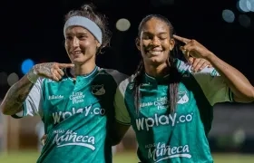 Íngrid Guerra y Melanin Aponzá celebran uno de los goles del Deportivo Cali.