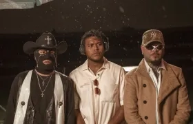 Ernesto Jiménez junto a Farruko y Corridos del Rey.