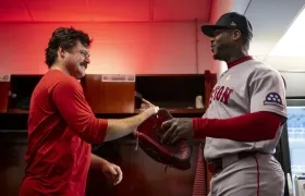 Aroldis Chapman (derecha) se saluda con Payton Tolle, lanzador ganador del juego.