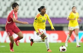 Sintia Cabezas avanza la marca de una jugadora de Corea del Norte.