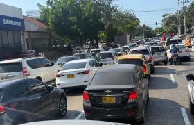 Congestión vehicular en la carrera 43 con 68, en Barranquilla. 