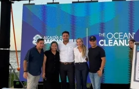 La gerente de ciudad, Ana María Aljure en el convenio con The Ocean Cleanup.