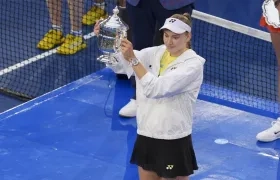 Elena Rybakina con el trofeo de campeona del US Open.