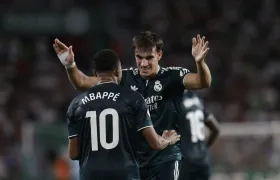 Carlos Espí celebra su gol con el francés Kylian Mbappé. 