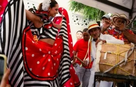 La Reina Salwa baila al ritmo del tambor de José Antonio Salas Meza. 