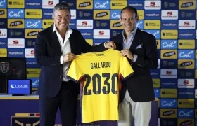 Marcelo Gallardo con Francisco Egas, presidente de la Federación Ecuatoriana de Fútbol.