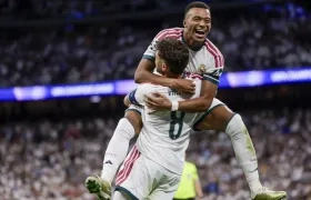 Kylian Mbappé festeja su gol con el uruguayo Fede Valverde. 