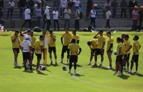 El plantel de jugadores de Junior en el nuevo gramado del Supermetro.