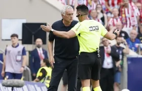 José Mourinho conversa con el árbitro Miguel Ángel Ortiz durante el partido contra Atlético de Madrid.