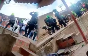 Enfrentamiento entre la comunidad y policías en Nueva Colombia. 