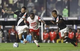 Hugo Rodallega intenta escaparse entre Robert Renan y Alan Saldivia.
