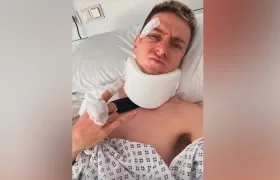 Tadej Pogacar en la foto que compartió en la clínica donde fue operado.