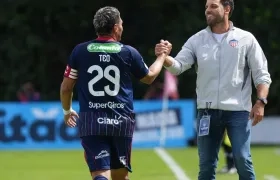 Teófilo Gutiérrez y Sebastián Viera celebrando el segundo gol ante Fortaleza. 