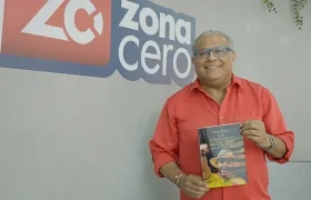 Óscar Montes con su libro 'Las otras rayas del tigre'.
