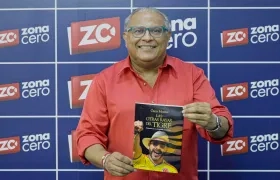 Óscar Montes con su libro 'Las otras rayas del tigre'.