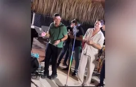 Kbeto Zuleta cantando con Elder Dayán. 