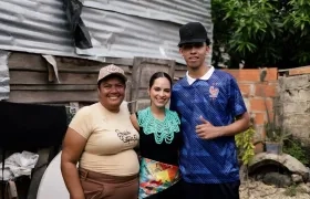 La reina Salwa junto a Germán y su mamá. 