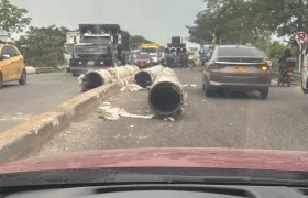Los tubos que quedaron tirados sobre la vía. 