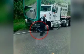 La motocicleta quedó debajo de la tractomula. 