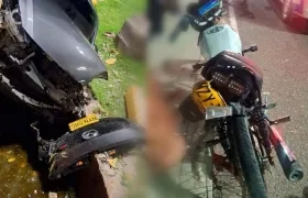 El vehículo y una de las motocicletas implicadas en los accidentes. 