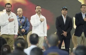 Nicolás Gómez, jefe de Despacho; el Presidente Abelardo De La Espriella, el alcalde Alejandro Char, y el ministro de Comercio, Mauricio Gómez.