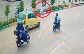 Momento en que el sicario disparó contra la fachada de la cárcel Modelo de Barranquilla. 