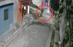 Momento en que los sicarios dispararon contra el joven. 