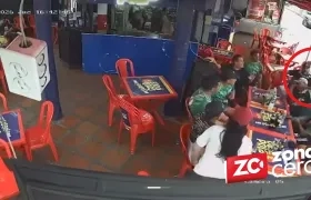 Momento en que el delincuente atracó a su víctima en el local comercial. 