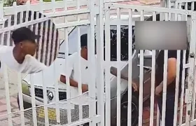 Imagen del delincuente y del momento del atraco.