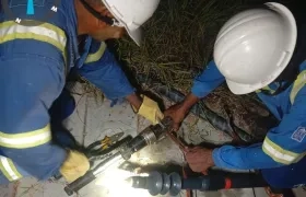 Personal técnico de Air-e trabaja en la reparación de la avería.