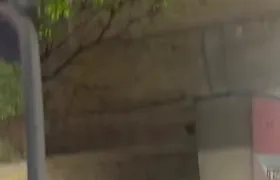 Bandera del ELN en el puente de Murillo con Circunvalar