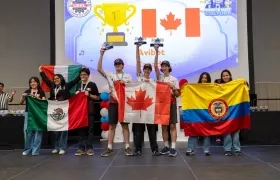 Las barranquilleras ocupando el podio junto con estudiantes de Canadá y México. 