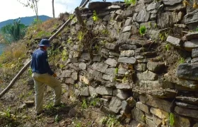 Estudiante de Geología estudia roca en uno de los muros de la terraza monumental de Betoma.
