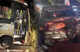 Bus de La Carolina y uno de los vehículos afectados.