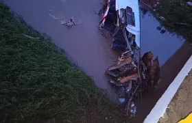 Bus en el río Ariguaní.