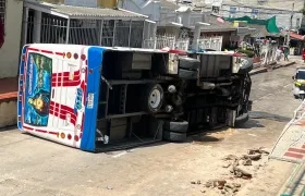 El bus volcado en el casco urbano de Galapa. 