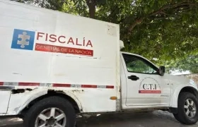 El CTI de la Fiscalía trasladó el cuerpo de la víctima mortal a Medicina Legal. 