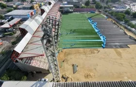 Cambio de césped en el Estadio Moderno.