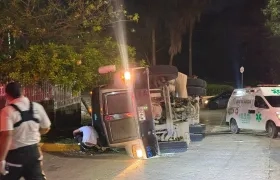 Así terminó el camión compactador de basura.
