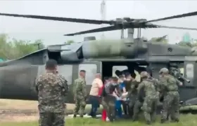 El presunto cabecilla herido siendo auxiliado por la Fuerza Pública. 