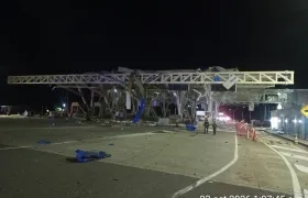 Así quedó el peaje tras el ataque.