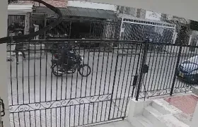 Momento en que la agente se enfrenta a los delincuentes.